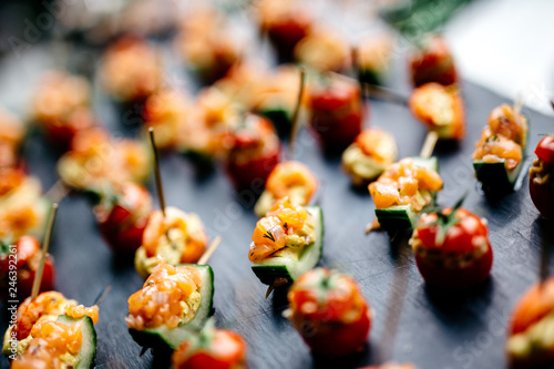Fine, colorful and quality food for cocktails and receptions. Succulent preparations to put in the mouth and enjoy moments with friends