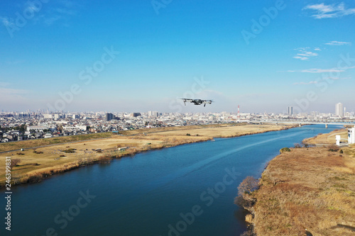 江戸川上空を飛ぶドローン