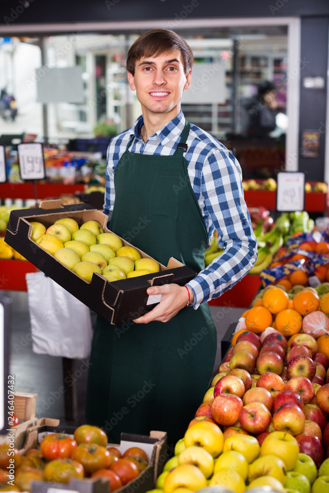 Obraz premium young man offering fruits