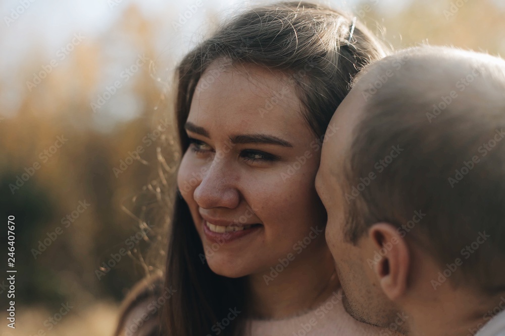Naklejka premium Funny couple toghether with a smile. Happy young family in forest.