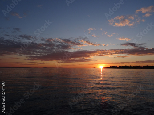 Blick von der Promenade auf den Sonnenuntergang   ber den Bodensee auf der Insel Lindau  Bayern  Deutschland