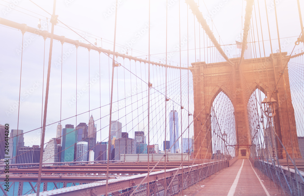Fototapeta premium Widok wieżowców Manhattanu z mostu Brooklyn