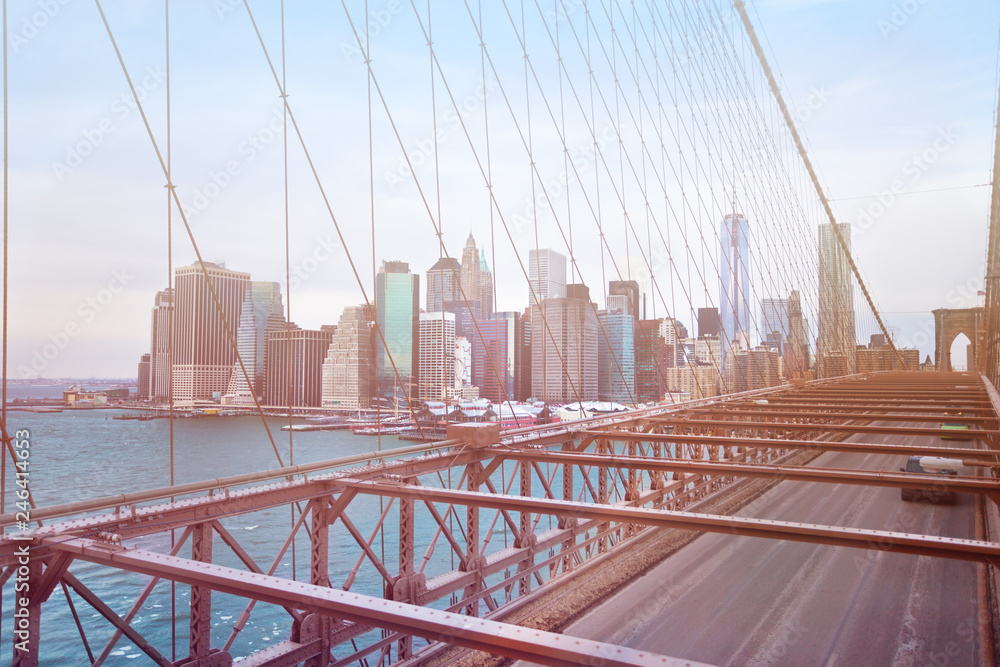 Naklejka premium Wieżowce na Manhattanie widziane z Brooklyn Bridge w USA