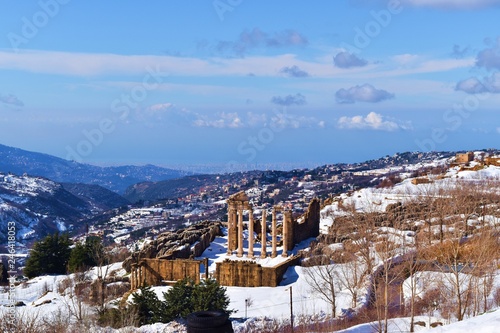 Perspective sur la region de Kfardebian sous la neige au Liban avec un temple antique de facture grecque et une vue plongeante sur la mediterranée et sur Beyrouth, au Loin