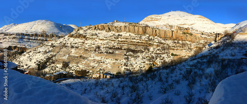 Vue panoramique des sommets au dessus du village de Faraya au Liban, dans la région du Keserouan photo