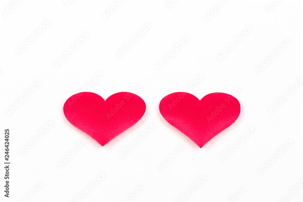Dos corazones rojos sobre fondo blanco