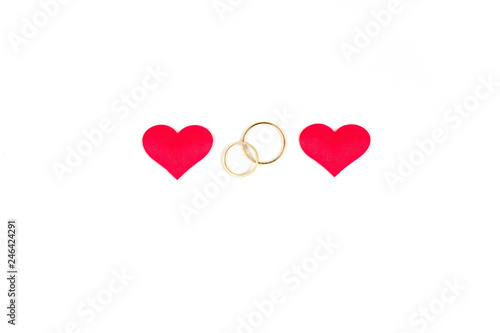 Dos anillos de boda y dos corazones