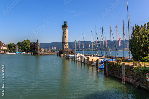 Hafeneinfahrt in Lindau am Bodensee mit den Wahrzeichen Löwe und Leuchtturm, Bayern, Deutschland