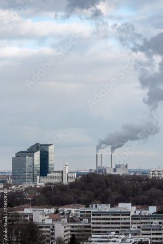 Rauch aus Kohlekraftwerk über grauer Stadt