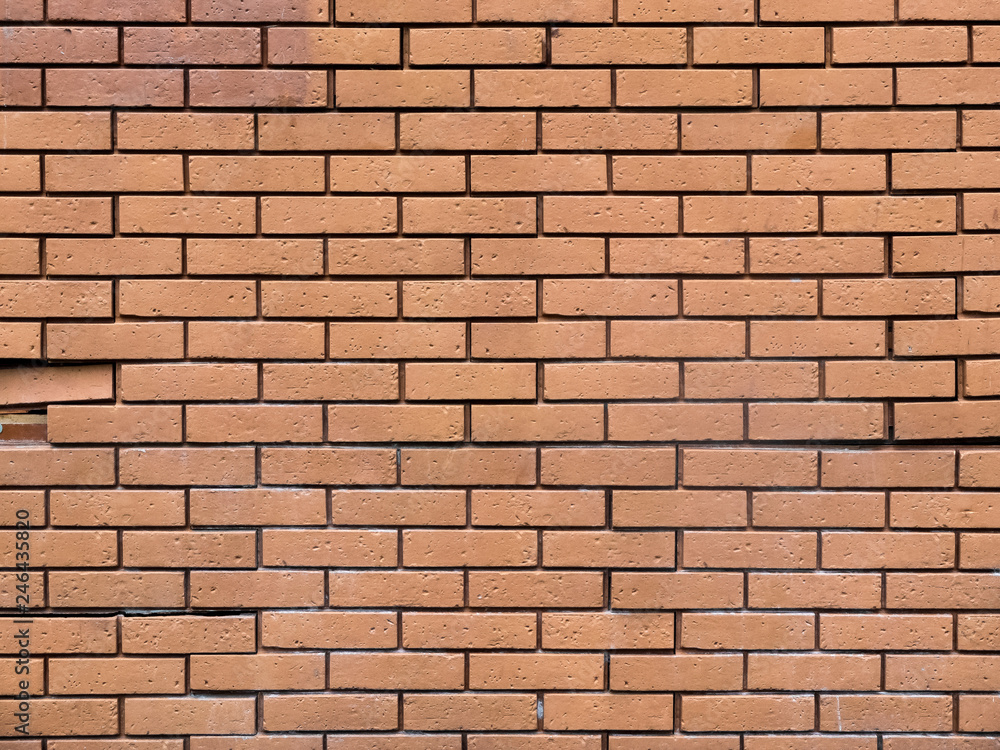 mur en briques rouges avec quelques briques desolidarisées mur en briques rouges avec quelques briques desolidarisées