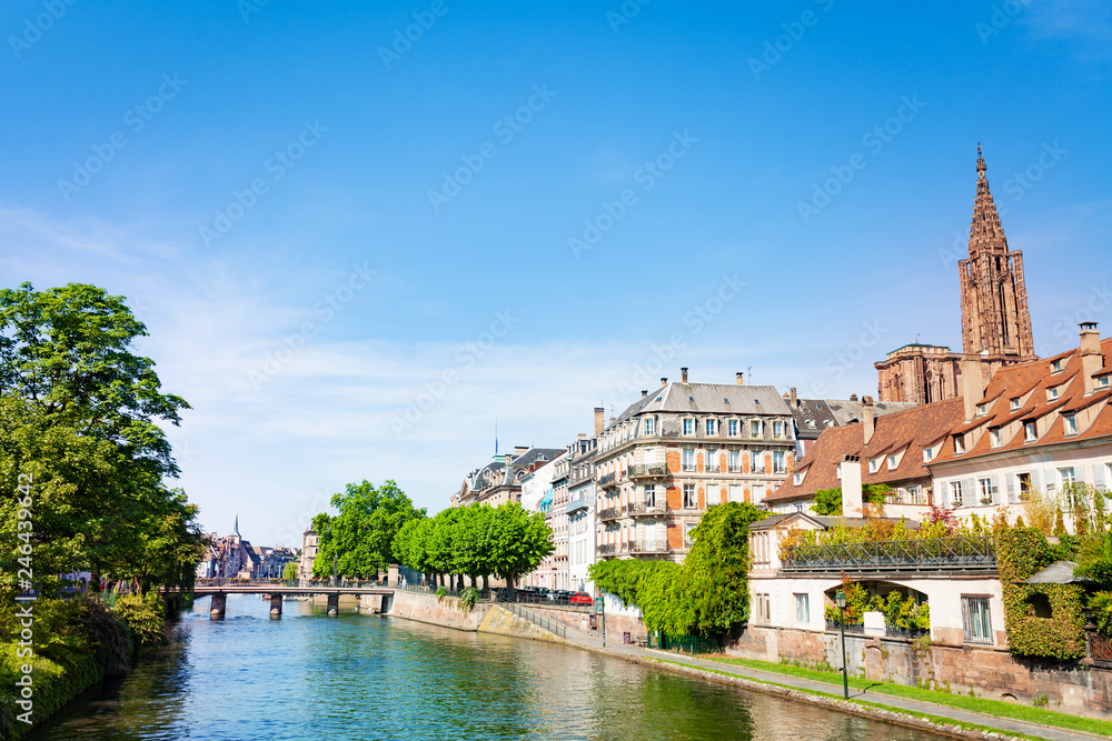 Fototapeta premium Ill river with Notre dame de Strasbourg cathedral