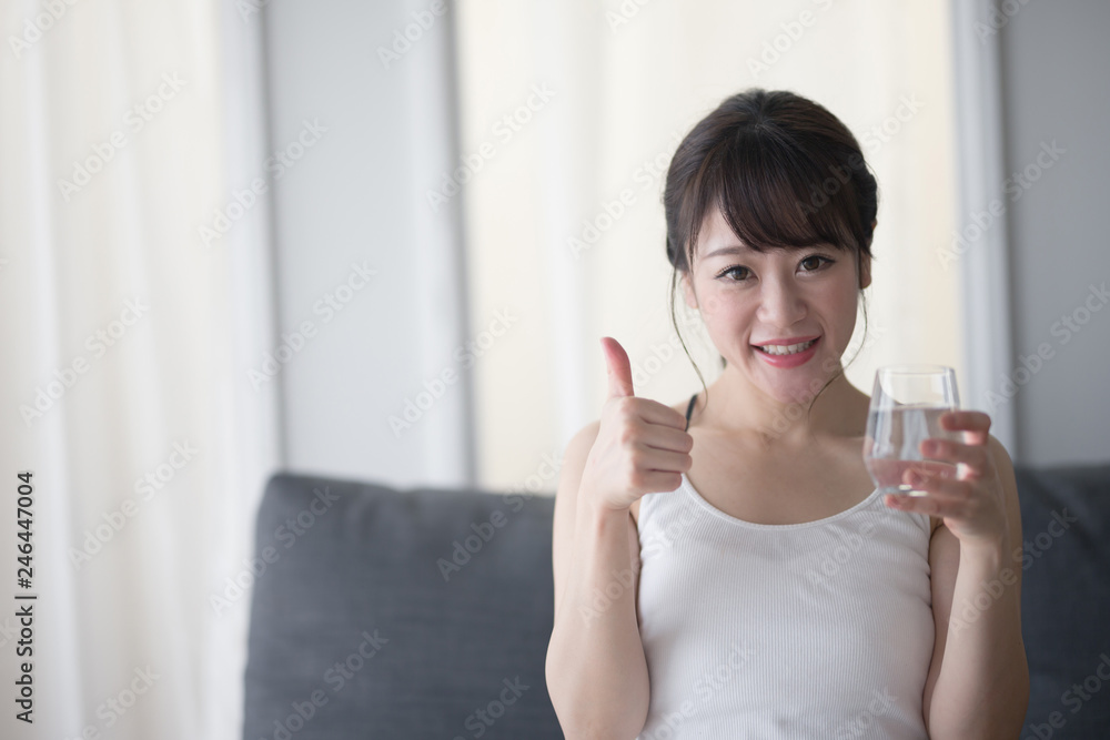 ミネラルウォーター・女性