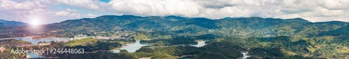 Panorama der Seenlandschaft von Guatape in Kolumbien