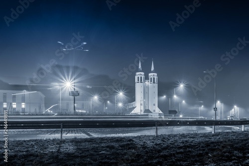 wieże kościoła świętego Józefa w Opolu we mgle nocą