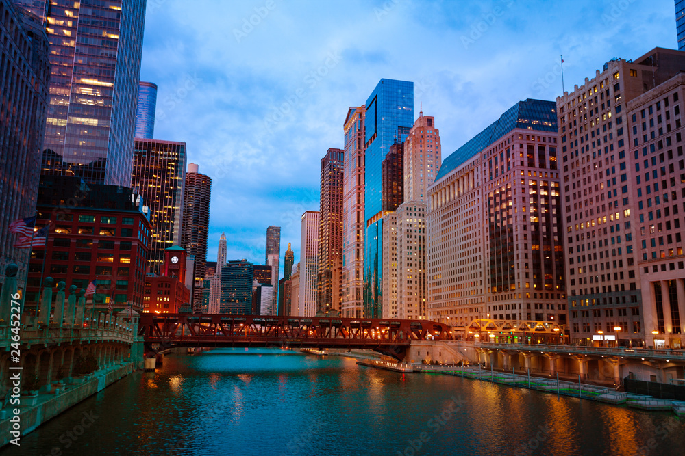 Obraz premium Lake Street Bridge i drapacze chmur w Chicago, USA