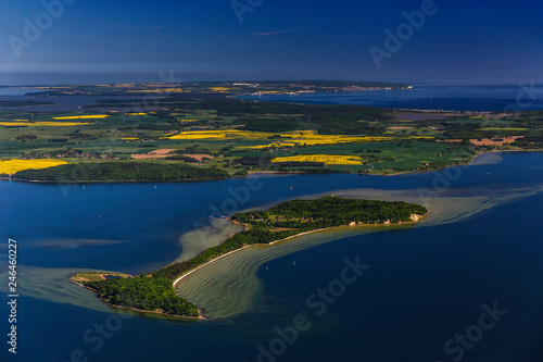 Die Inseln Vilm und Ruegen, im Hintergrund die Kreidekueste, Mecklenburg-Vorpommern, Deutschland, Luftaufnahme