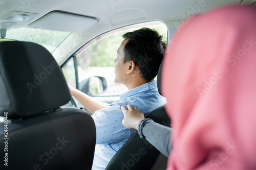 asian taxi driver ignored a touch by hijab passenger