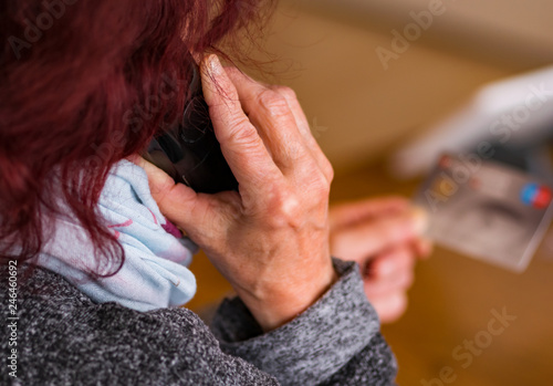 Am Telefon von Senioren die Daten klauen