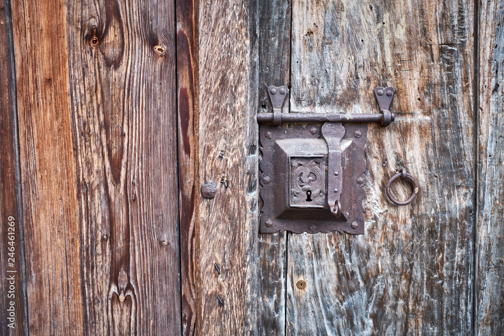 Altes Türschloss an einer Holztür