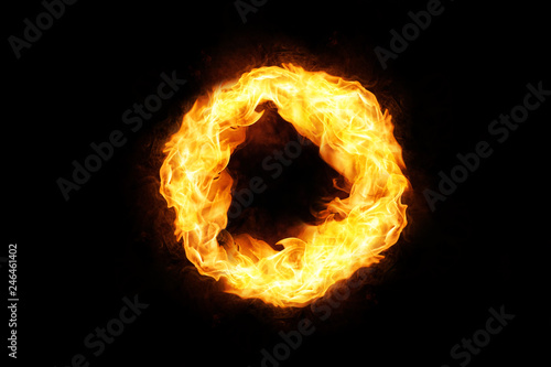 Ring aus Feuer auf schwarzem Hintergrund