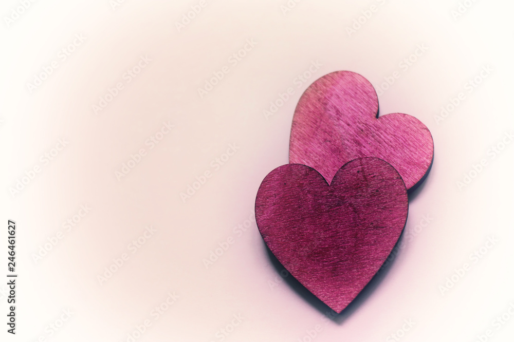 Obraz premium 2 Corazones rojos de madera con un tono vintage, Día de San Valentín