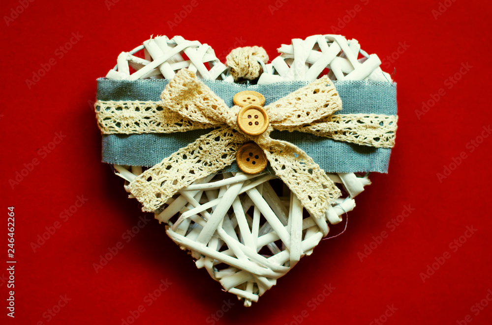 Corazón blanco con fondo rojo, el símbolo del amor Corazón blanco con fondo rojo, el símbolo del amor