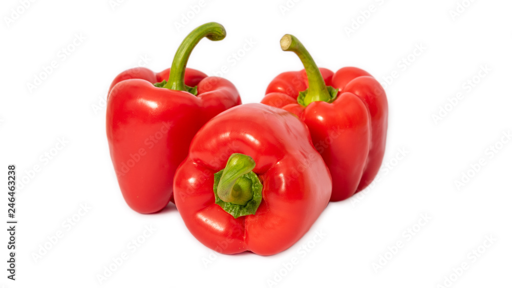 frische rote Paprika freigestellt auf weißem Hintergrund