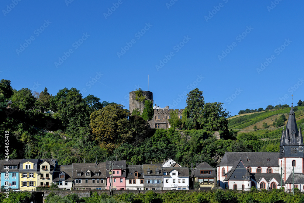 Φωτογραφία row of colorful houses and church with medieval castle on mountain in Germany