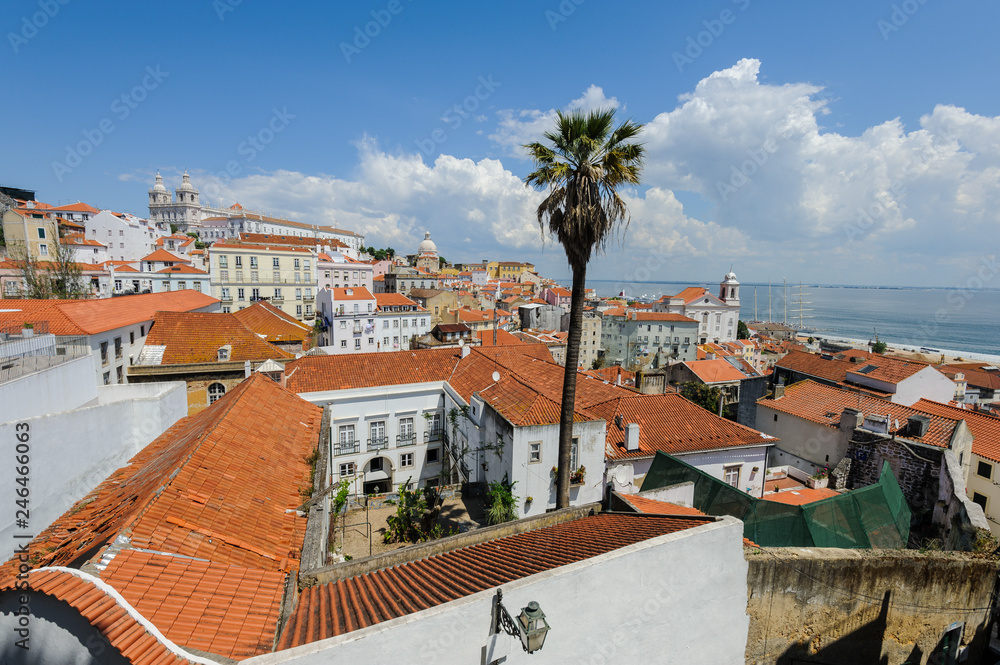 Φωτογραφία The red roofs of the old houses in the Alfama district in Lisbon, Portugal