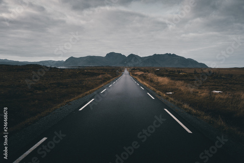 Unendliche Straße in die Berge