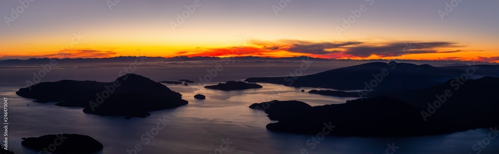 Obraz premium Beautiful Panoramic Canadian Landscape view during a colorful winter sunset. Taken from top of Mnt Harvey, North of Vancouver, BC, Canada.