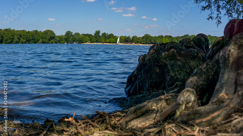 Lamdschaft am See mit Stein und Segelboot  © Thomas