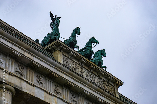 Obraz na płótnie Berlin Brandenburg Gate (Brandenburger Tor) in a rainy day, Berlin, Germany w salonie