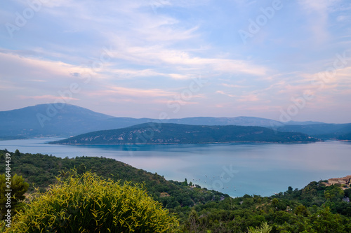 Fototapeta Naklejka Na Ścianę i Meble -  Vue panoramique sur le lac de Sainte-Croix, après coucher de soleil.  Provence, France.