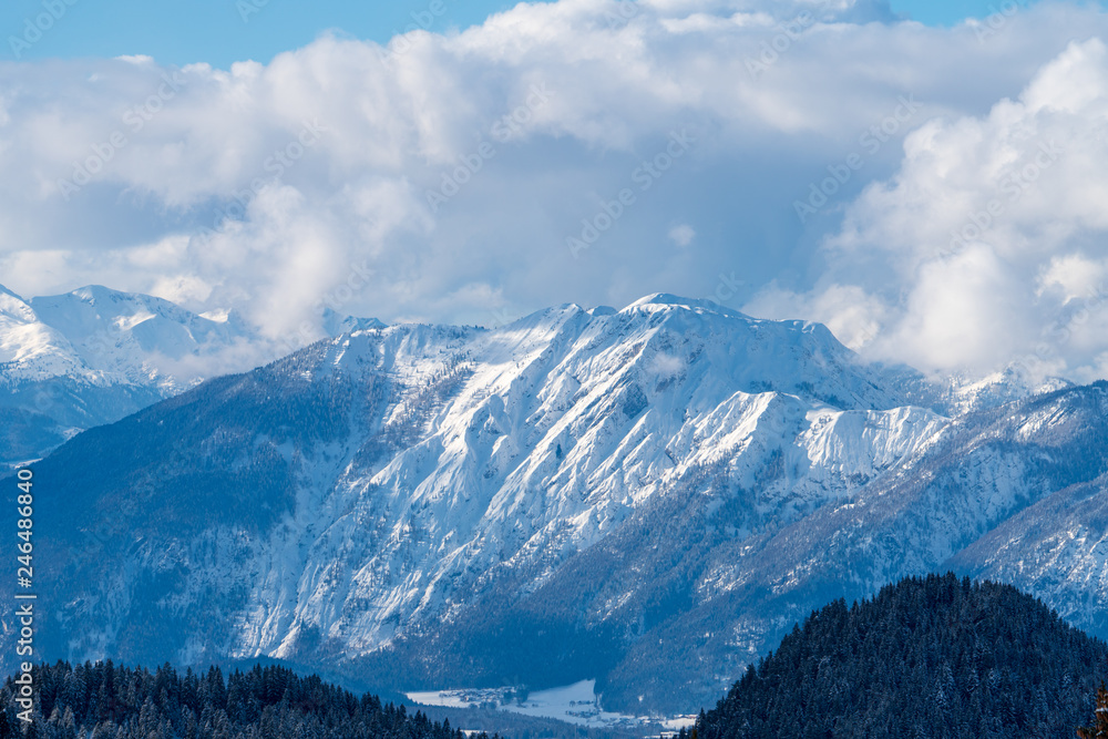 Winterlandschaft mit Gebirge