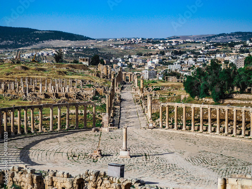 Obraz na płótnie Impressive skyline of the Oval Plaza in Roman City of Gerasa archaeological site in Jerash Jordan w salonie