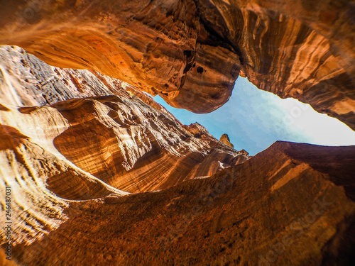 Obraz na płótnie Upward view of a sandstone rock passage in Siq Petra Jordan w salonie