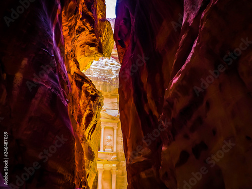 Obraz na płótnie Dramatic view of a narrow canyon passage The Siq leads to The Treasury in Petra Jordan w salonie