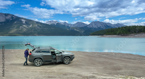 Auto vor malerischem Bergsee in Kanada. © Fokussiert
