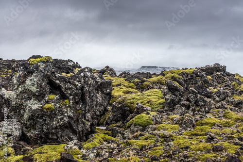 Bergige Stein-Mood-Landschaft und dunkle Wolken in Island