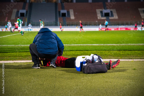 Obraz na płótnie A sports doctor cares for the football player.