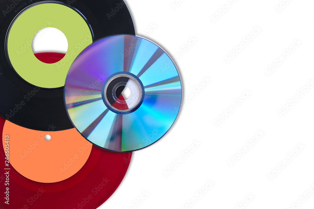 CD et disque vinyle 45 tours rouge et noir sur fond blanc Stock