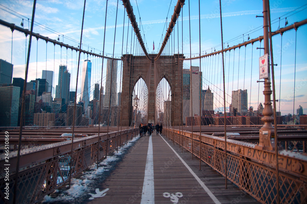 Fototapeta premium Most Brookliński nad rzeką