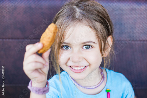 Photography Niña comiendo nuggets