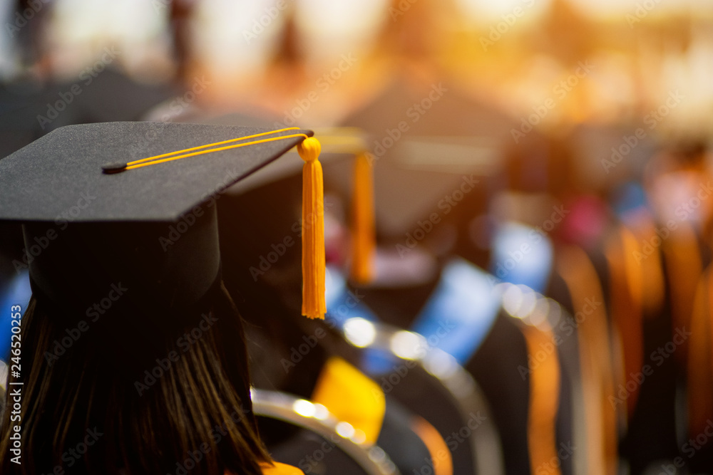 Φωτογραφία Graduates in graduation ceremony