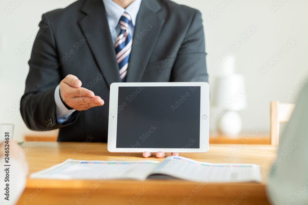 タブレットPCで説明するビジネスマン タブレットPCで説明するビジネスマン
