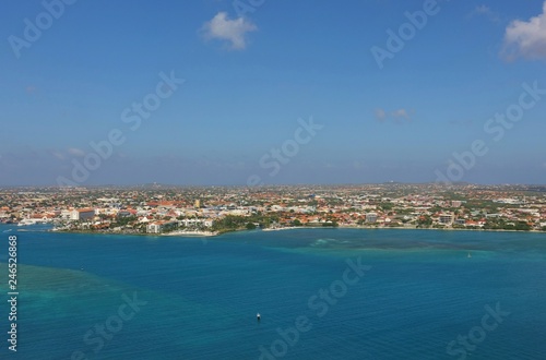 Fototapeta Naklejka Na Ścianę i Meble -  Aerial view of the Caribbean island of Aruba in approach to the Queen Beatrix International Airport (AUA) in Oranjestad