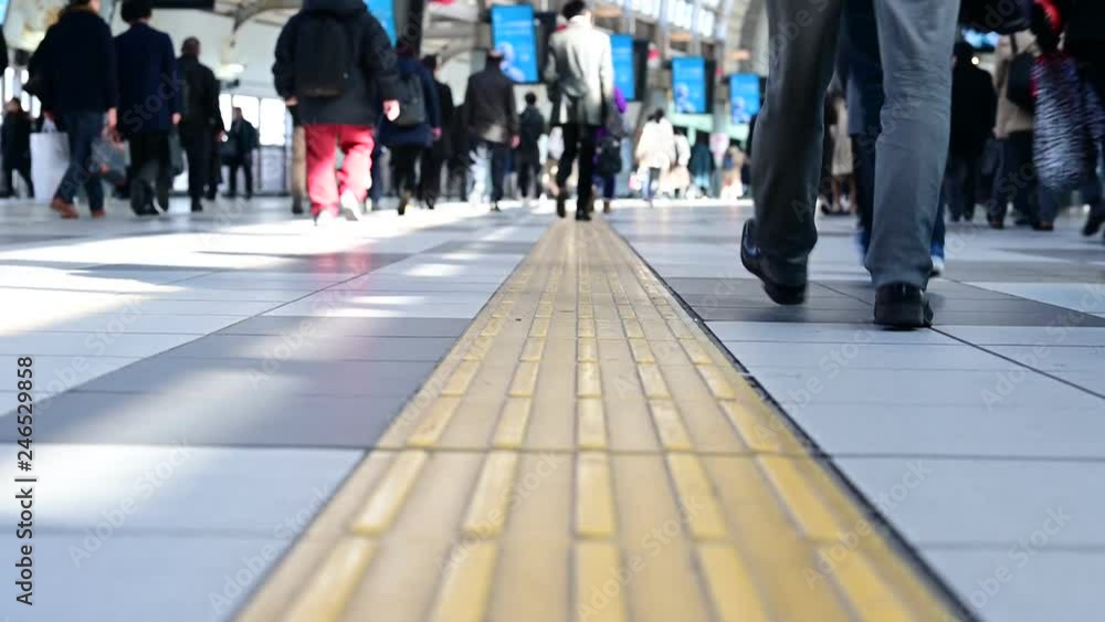 行き交う人々の足元の撮影。街の風景。 行き交う人々の足元の撮影。街の風景。