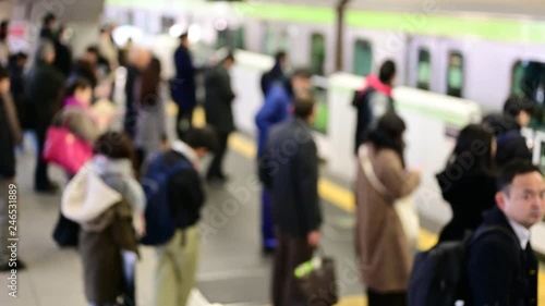 Wallpaper Mural ホームに到着する電車と、それに乗り込む人々。 Torontodigital.ca