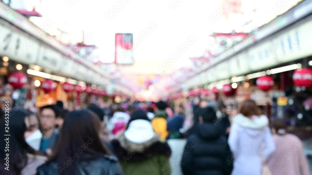 浅草の名物通り、行き交う人々。 浅草の名物通り、行き交う人々。